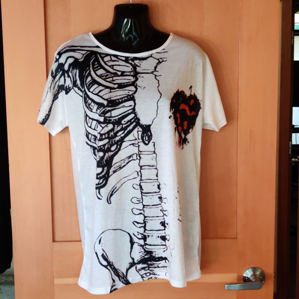 5/$25💖Skeleton and Heart Tunic Shirt